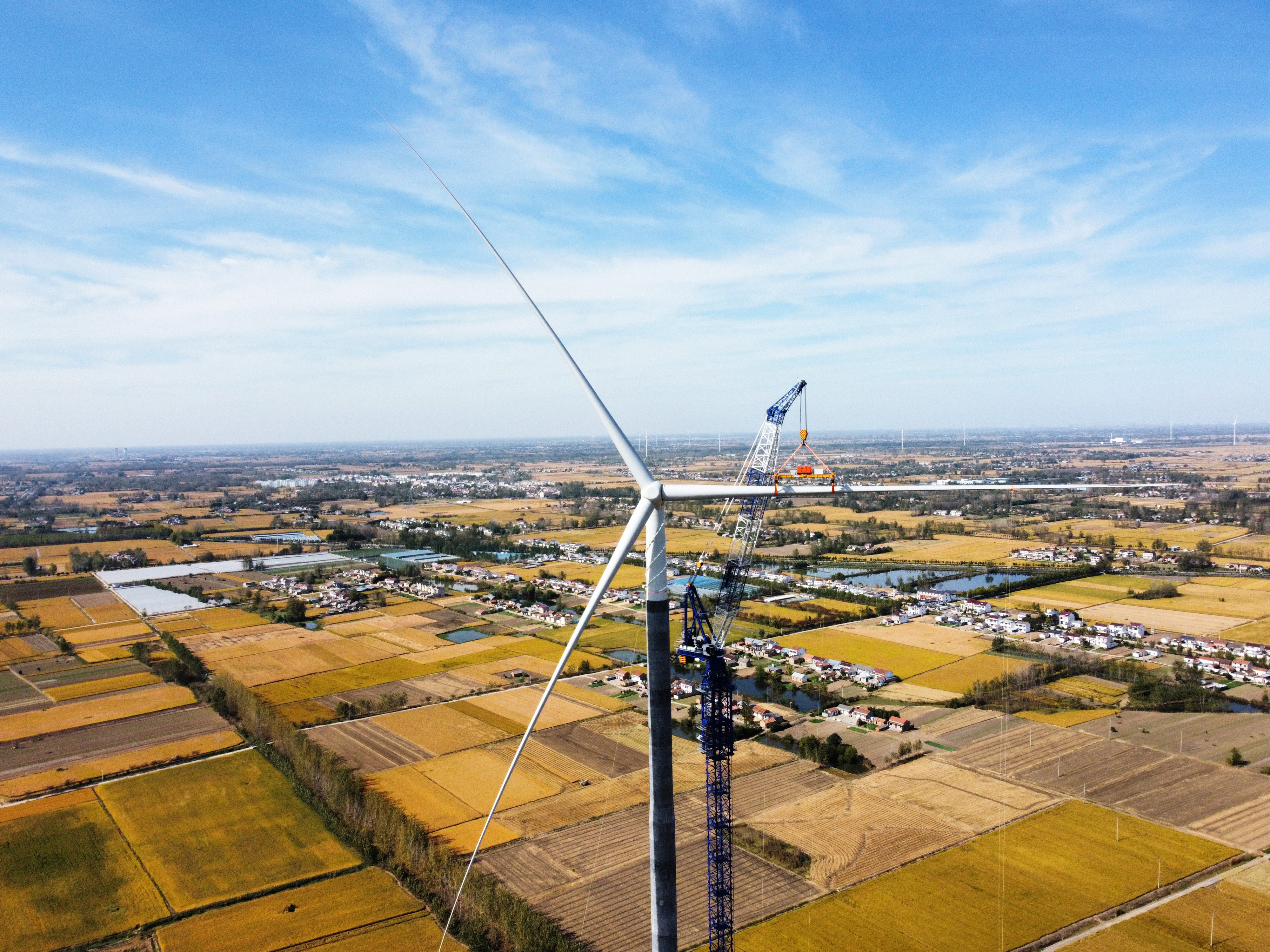 180米！全球首台超高性能混凝土质料混塔机组完成吊装