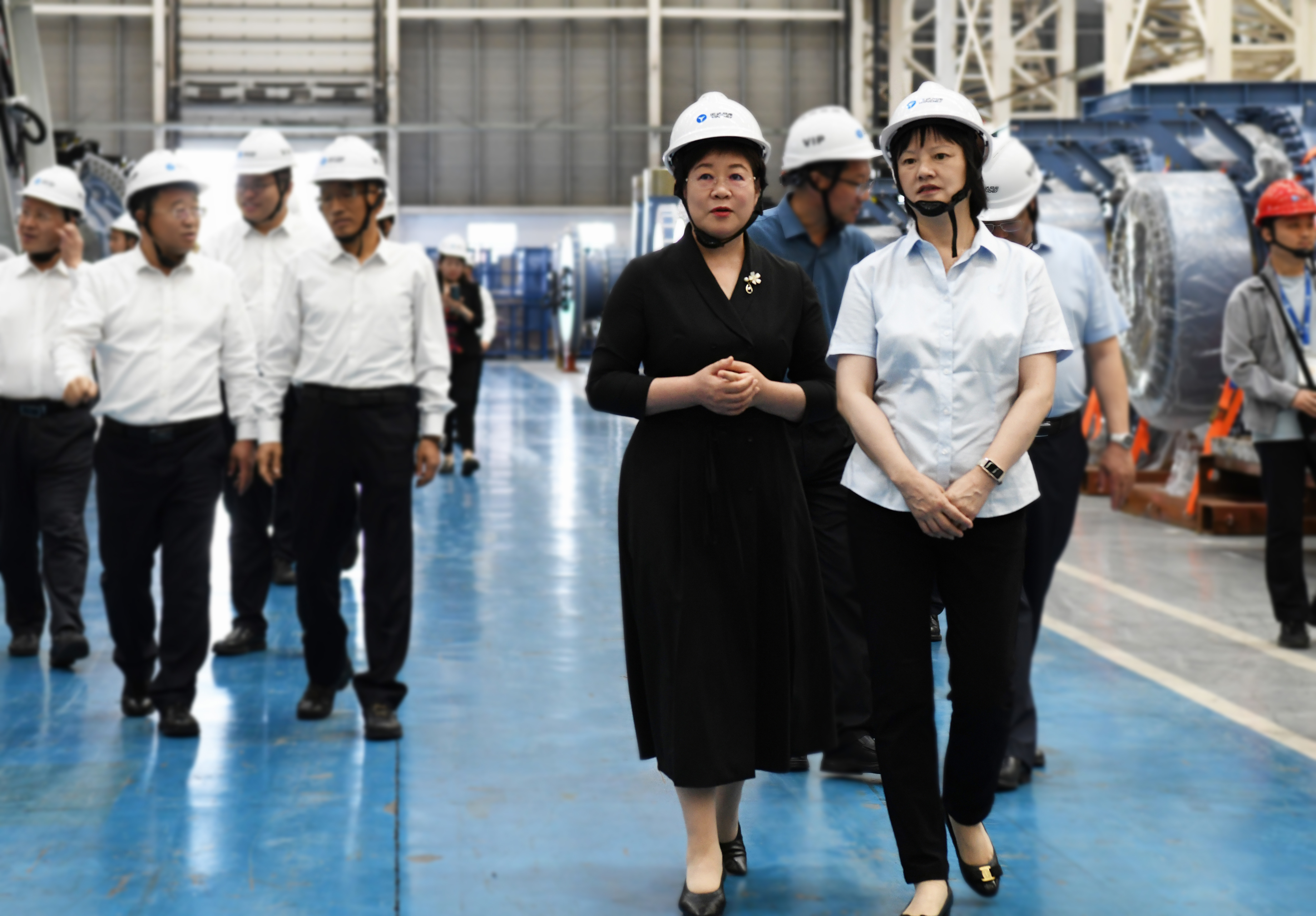 阿拉善盟盟委书记黄雅丽前往Z6尊龙凯时股份考察调研