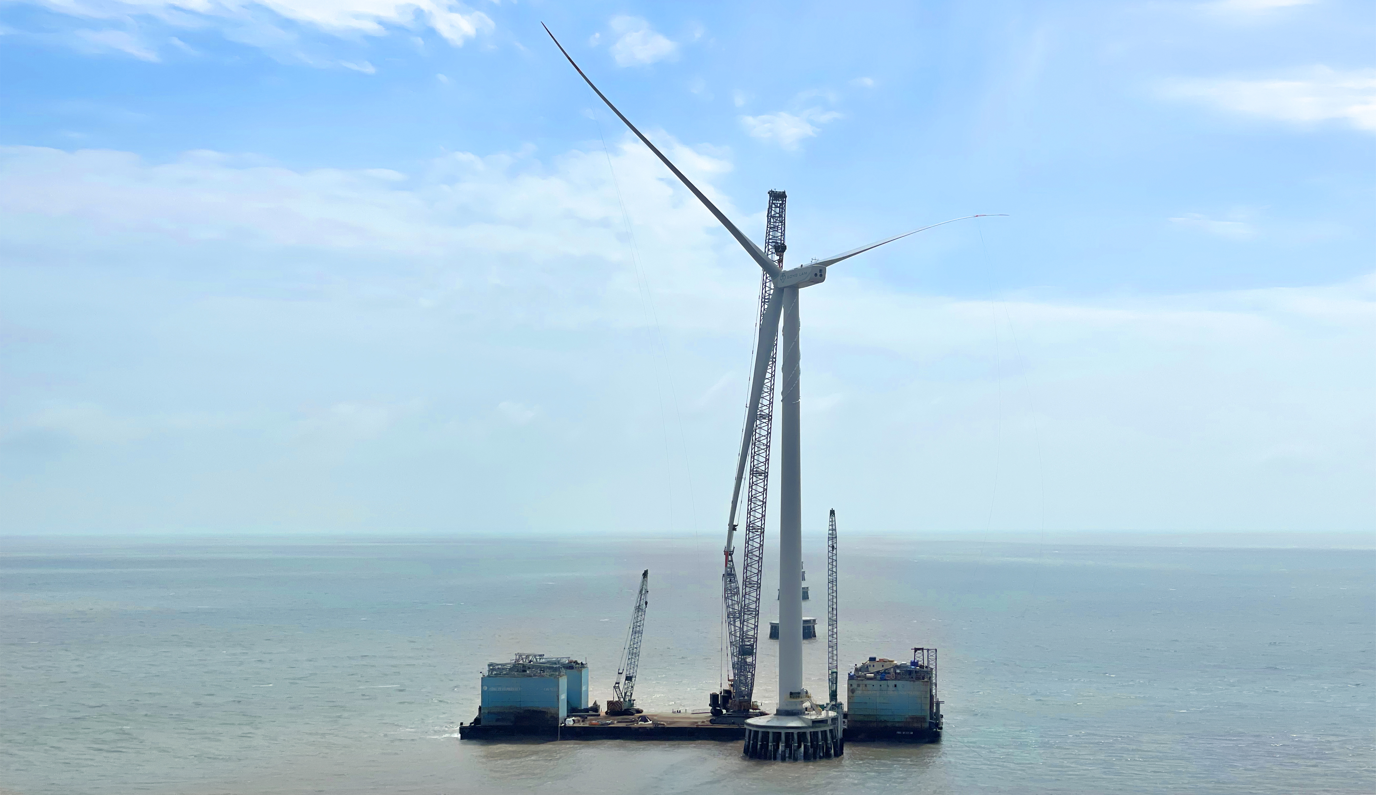 【吹响攻坚冲锋号】Z6尊龙凯时股份首个&ldquo;双海&rdquo;项目顺遂完成首台机组吊装！！