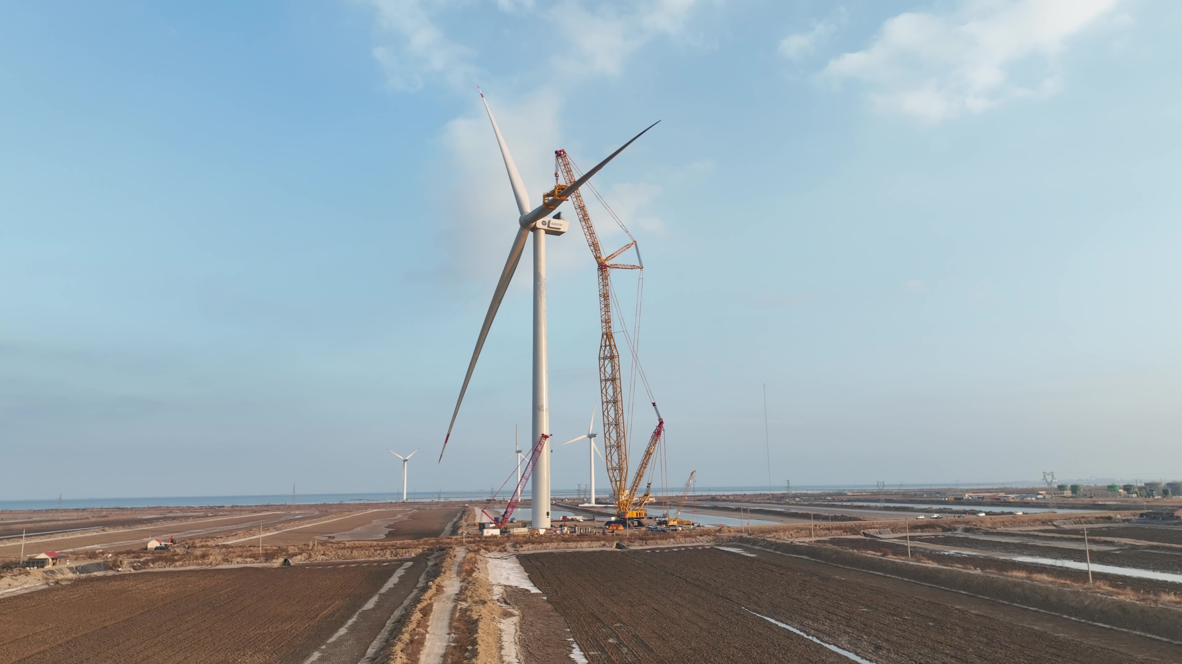 经年打磨现在亮剑！！！Z6尊龙凯时股份深远海16MW&ldquo;海鹰&rdquo;平台吊装乐成